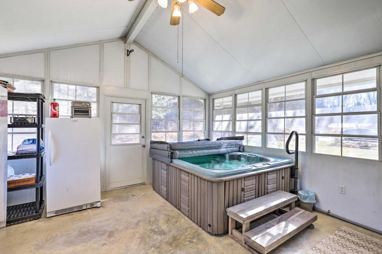 Blue Ridge Mountain Escape With Hot Tub, Grill! Villa Brevard Eksteriør bilde